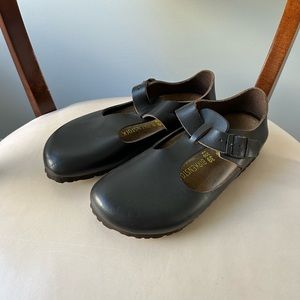 Birkenstock dark brown leather closed toe shoes